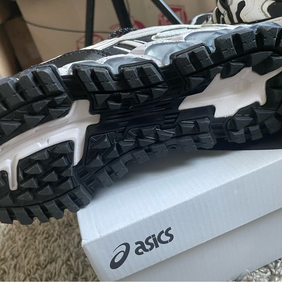 ASICS Gel Nandi 360. Black and White. Women’s size 6.5. - Picture 5 of 5